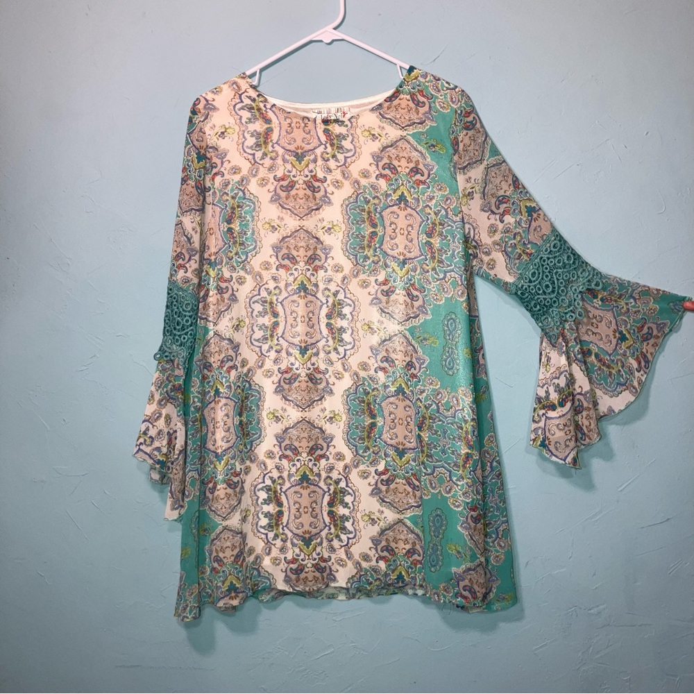 Lady Noiz Women's Cream & Teal Paisley Bell-Sleeve Tunic